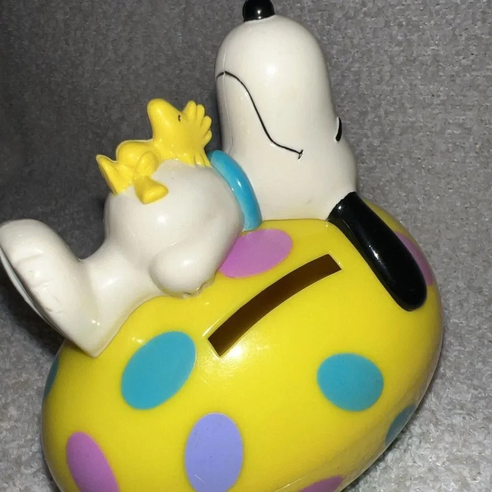 Whitman's Candies Peanuts SNOOPY and WOODSTOCK‎ Plastic Easter Egg Bank
